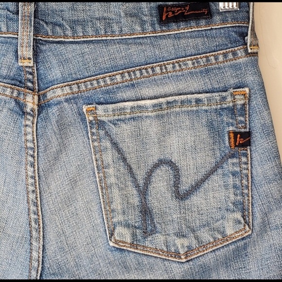 Washed blue jeans - Picture 3 of 7